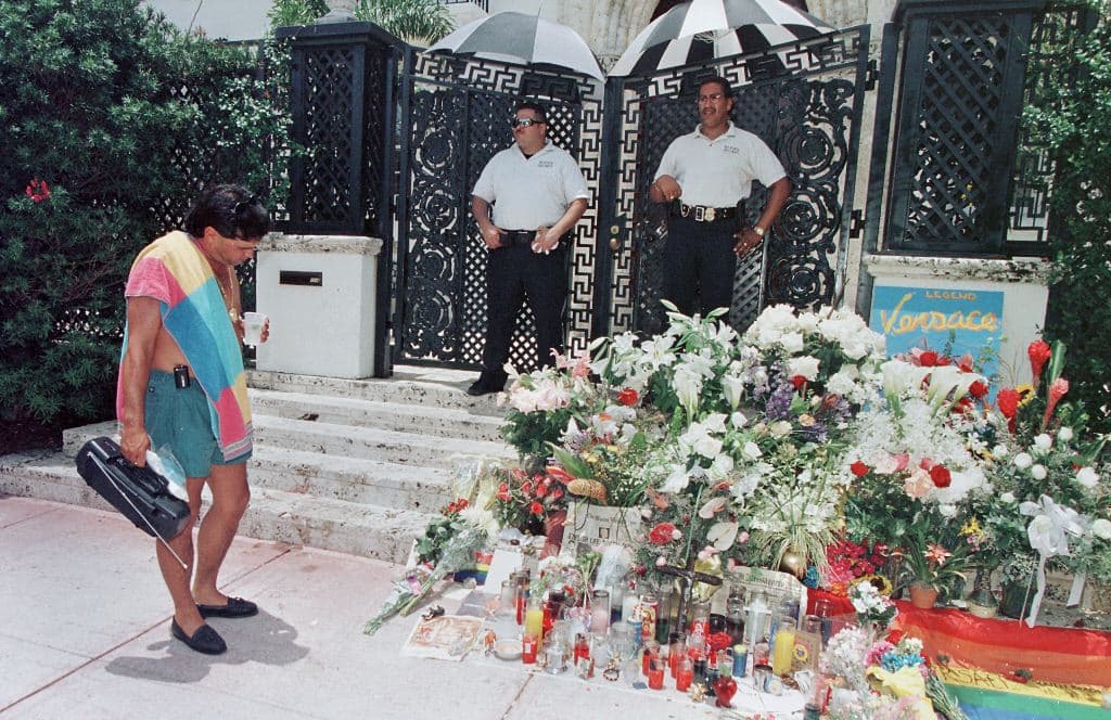 En la mañana del 15 de julio de 1997, el diseñador italiano Gianni Versace fue asesinado en la puerta de su mansión de Miami Beach. El diseñador italiano de 50 años volvía a casa después de haber desayunado en una cafetería cuando Andrew Cunanan, un trabajador sexual de 27 años, le disparó a quemarropa en la nuca y el cuello.