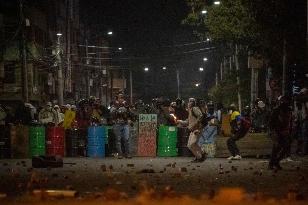 En Bogotá, Cali, Medellín y otras ciudades del país, miles se movilizaron para exigir políticas sociales que alivien los efectos de la crisis económica desatada por la
<a href="https://www.univision.com/temas/pandemia">pandemia</a> y que castiga fuerte a los jóvenes.