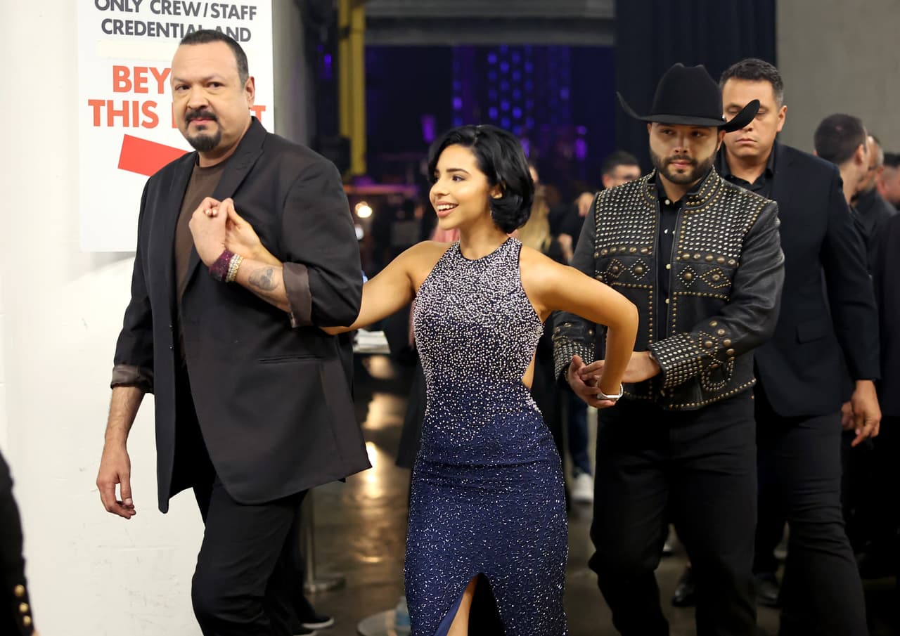 Pepe Aguilar con sus hijos Ángela y Leonardo, siempre juntos.