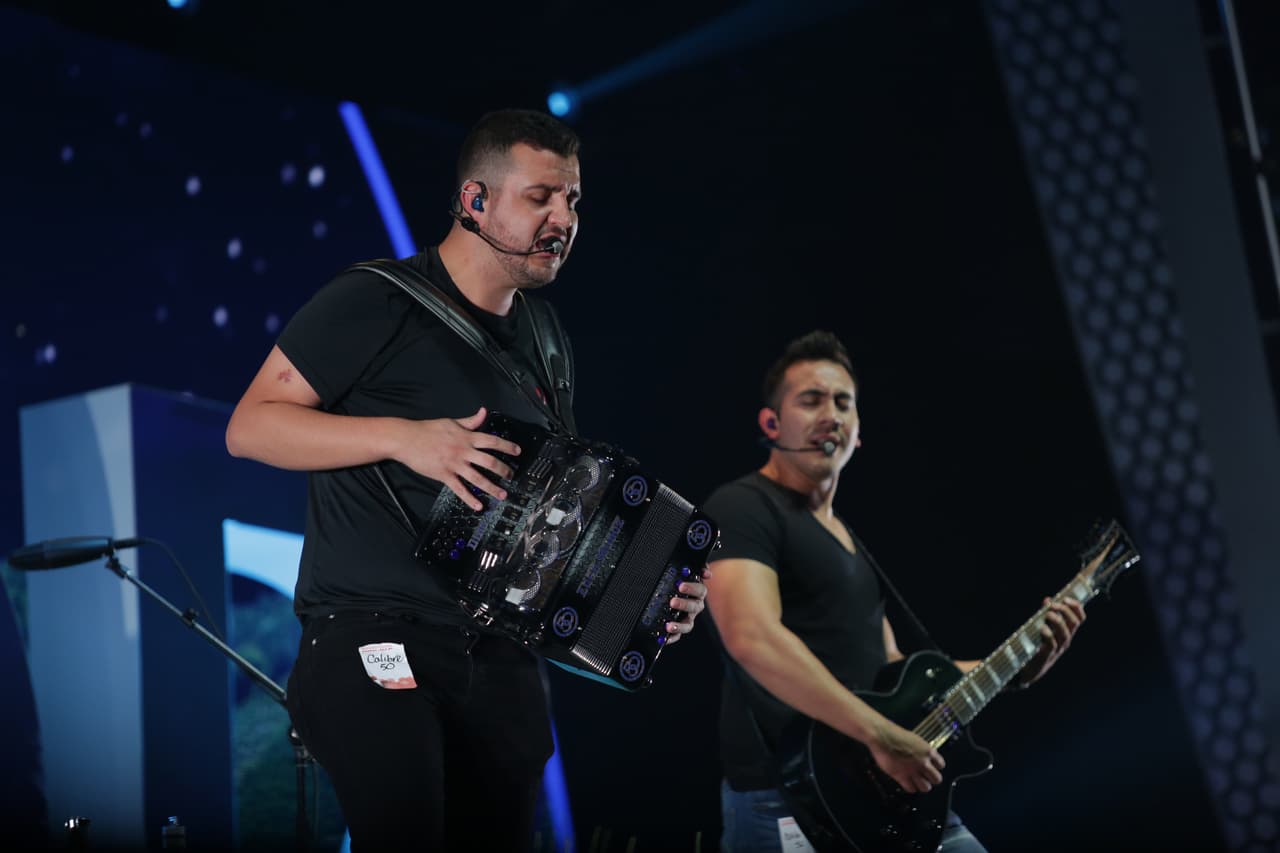 Edén Muñoz, le puso el ejemplo a sus compañeros y puso todo el sentimiento y emoción a la hora de interpretar 'Las ultras', tema nominado a 'Mejor canción para bailar'.