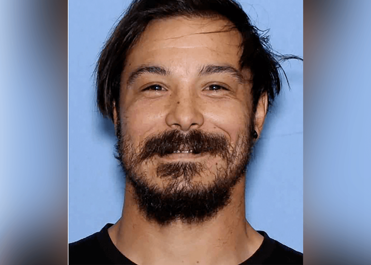 Travis Decker, el padre fugitivo acusado de matar a sus tres hijas, podría haber muerto mientras huía de la policía, según las autoridades