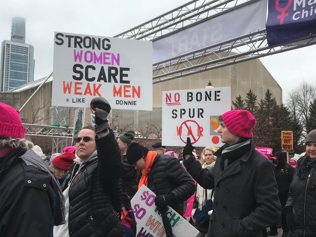 "Las mujeres fuertes asustan a los hombres débiles". Esto es lo que dice uno de los carteles que sostiene un manifestante.