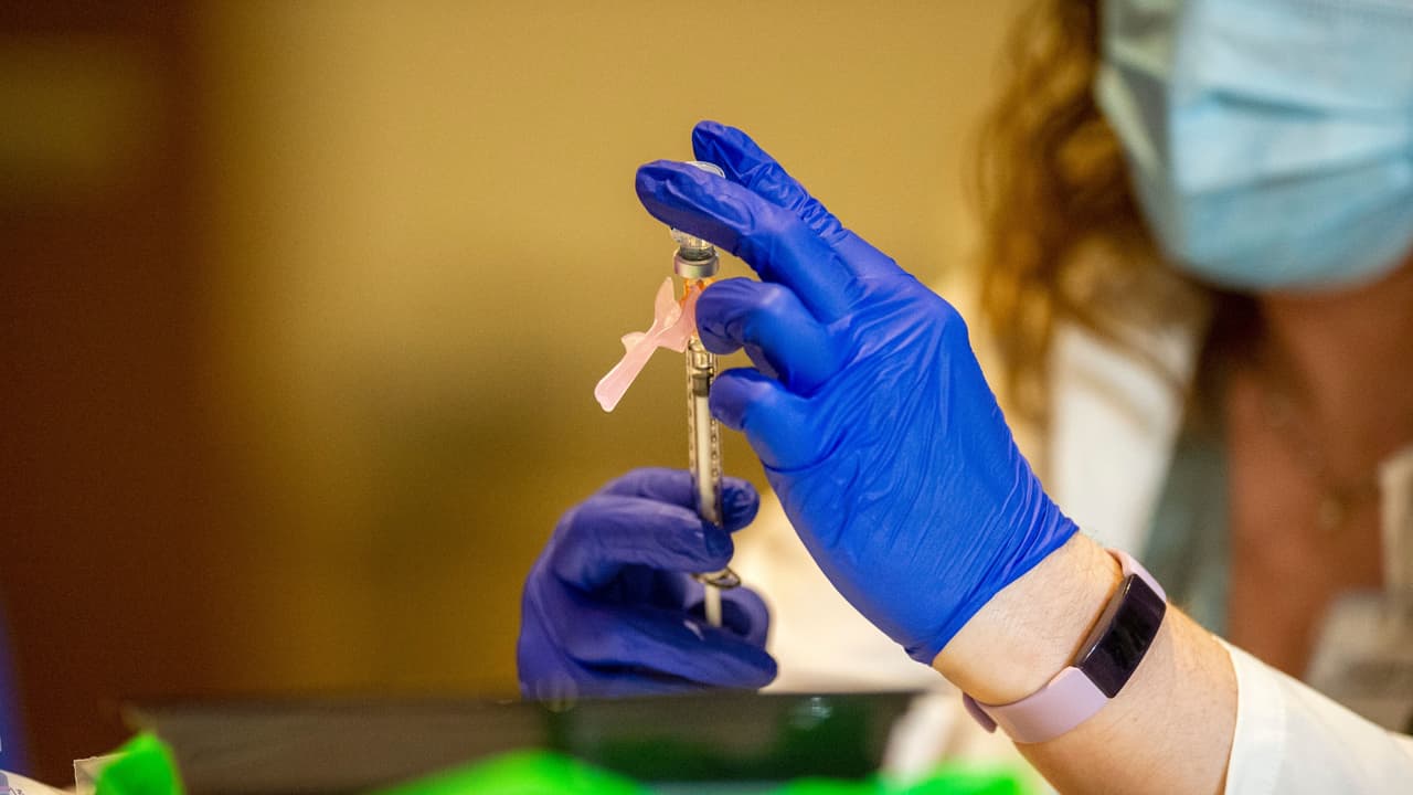 ¿Por qué panel de los CDC recomienda las vacunas de Pfizer y Moderna sobre la de Johnson & Johnson?