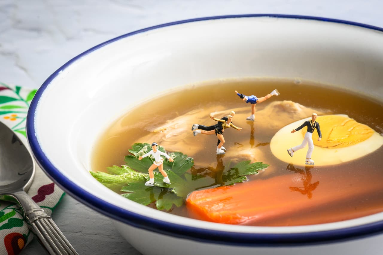Curiosamente la inspiración para crear estas maquetas de escenas miniaturas surgió mientras Péter Csákvári trabajaba como chef en una isla llamada Herm (perteneciente a las Islas Británicas).