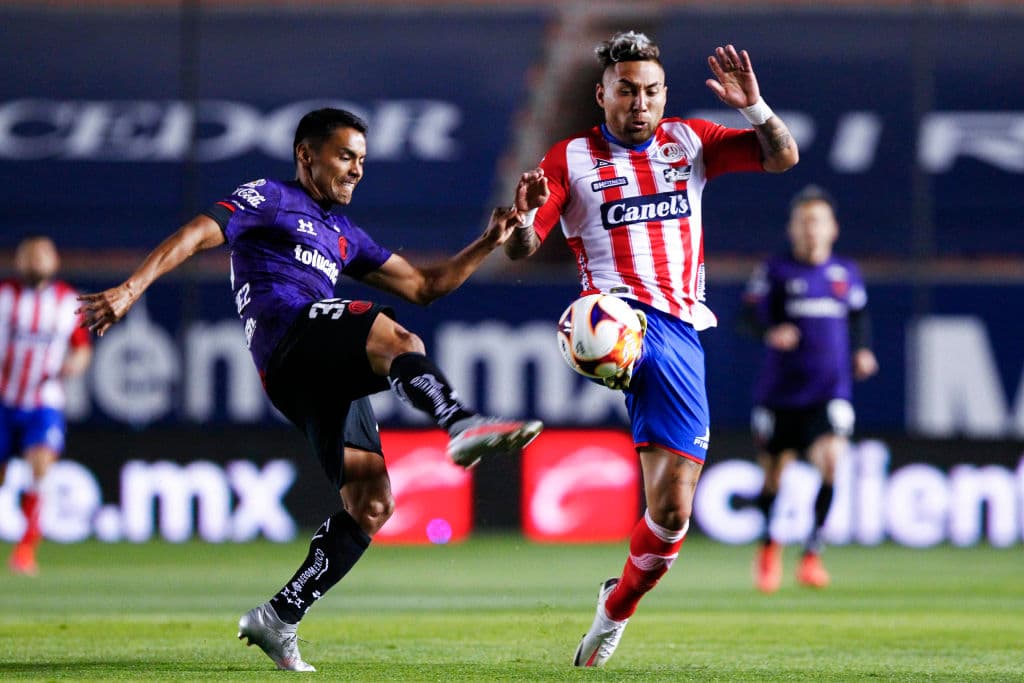 Alexis Canelo tuvo la oportunidad de abrir el marcador desde los once pasos apenas rebasados los 70’ de juego, pero el cancerbero escarlata atajó el tiro con poco esfuerzo. Toluca y San Luis llegaron a 18 y 12 unidades, respectivamente. En la J11, San Luis visitará Querétaro y Toluca recibirá al Pachuca.