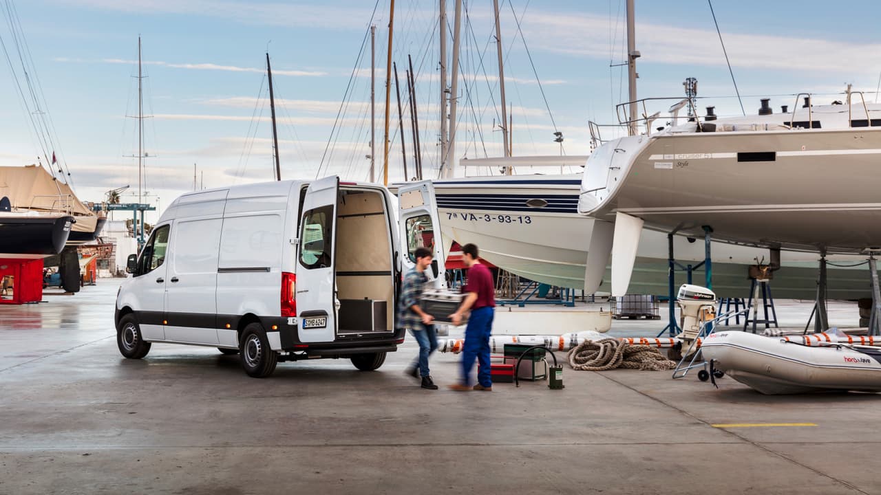 Con esta tercera generación, Mercedes-Benz ofrece por primera vez la opción de tracción delantera para los vehículos Sprinter, aunque en Estados Unidos solo se ofrecerán modelos equipados con 
<b>tracción trasera</b> y con 
<b>tracción en las cuatro ruedas</b>.