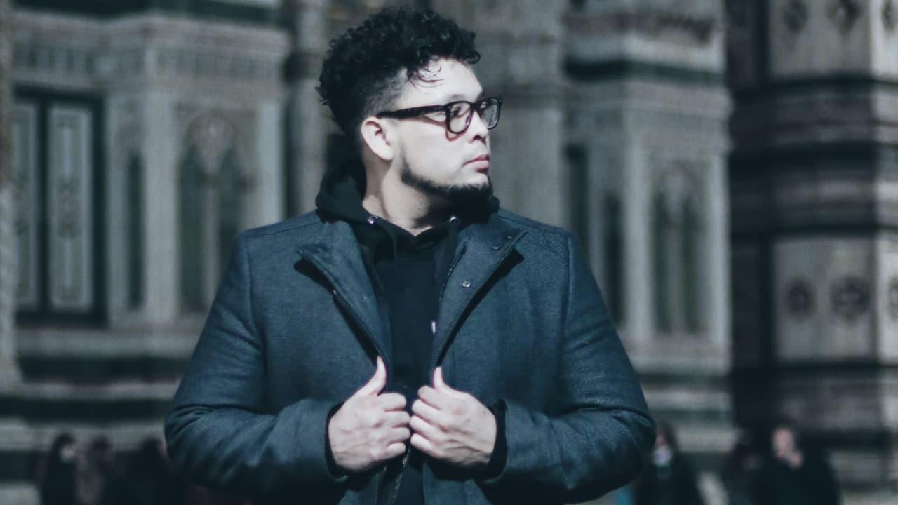 Engel Seven es un artista urbano cristiano nacido en Nicaragua, cuya música y fe están tocando corazones en todo el mundo.