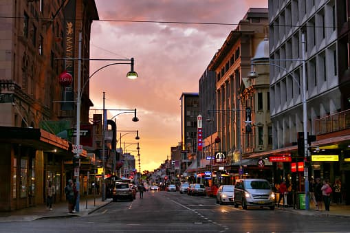 <b>10. Adelaide, Australia</b>. En el décimo lugar tenemos esta cosmopolita ciudad australiana. El costo de vida en esta ciudad es 20% más barato que otras grandes ciudades de ese país. El clima suele ser frío, pero no es extremo. Asimismo, esta ciudad es famosa por tener escuelas de alto nivel. Además, al ser una ciudad turística, este sector ofrece buenas oportunidades de empleo para profesionales o para estudiantes que buscan trabajar de medio tiempo. Además, para la diversión cuenta con grandes centros comerciales, playa, museos, parques públicos y bares y restaurantes de talla internacional.