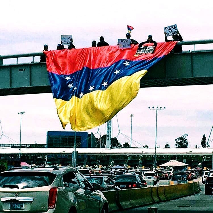 Una bandera venezolana en la frontera más transitada del mundo.