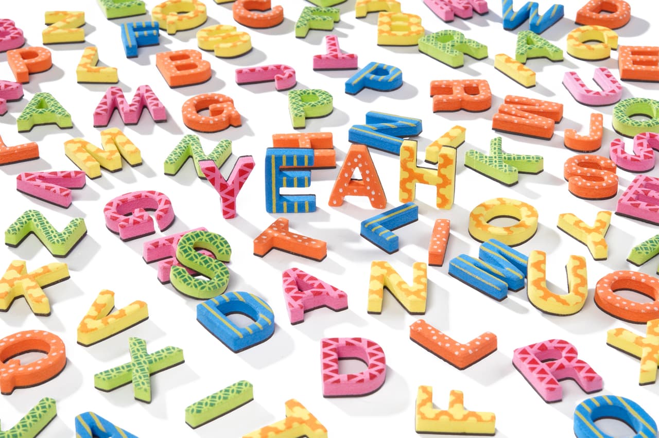 Alpha Magnets de arco iris, perfectos para escribir notas en clave #rainbow en la nevera. #SomosOrlando #GayPride $19.95 en Paper Source.