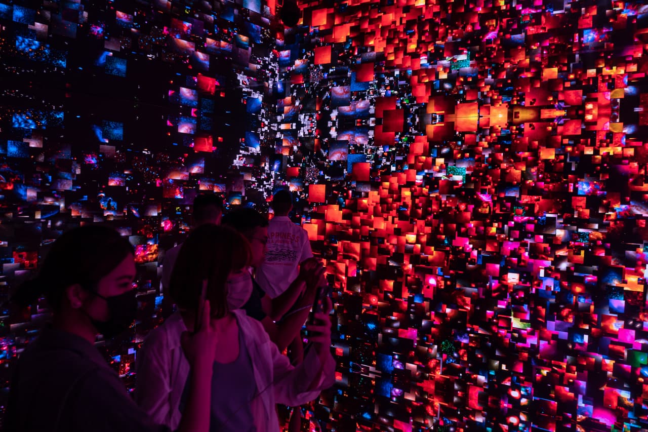 <b>¿Mis datos personales podrían estar en riesgo en el metaverso?</b>
<br>
<br>La adopción del metaverso por parte de Zuckerberg contradice hasta cierto punto un principio central de los entusiastas del universo digital. Ellos ven el metaverso como la liberación de la cultura en línea de plataformas tecnológicas como Facebook, que asumieron la propiedad de las cuentas, fotos, publicaciones y listas de reproducción de las personas y comercializaron lo que obtuvieron de esos datos.
<br>
<br>“Queremos poder movernos por internet con facilidad, pero también queremos hacerlo de forma que no se nos rastree ni se nos controle”, afirma el empresario Steve Jang, socio director de Kindred Ventures, que se dedica a la tecnología de las criptomonedas.