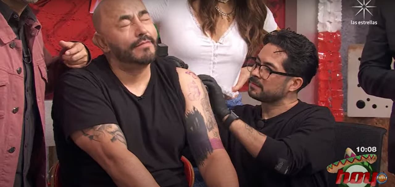 Durante el proceso se vio al cantante sufriendo, pues explicó que una de las mariposas está cerca de la axila, una parte del cuerpo donde la piel es muy sensible.
<br>