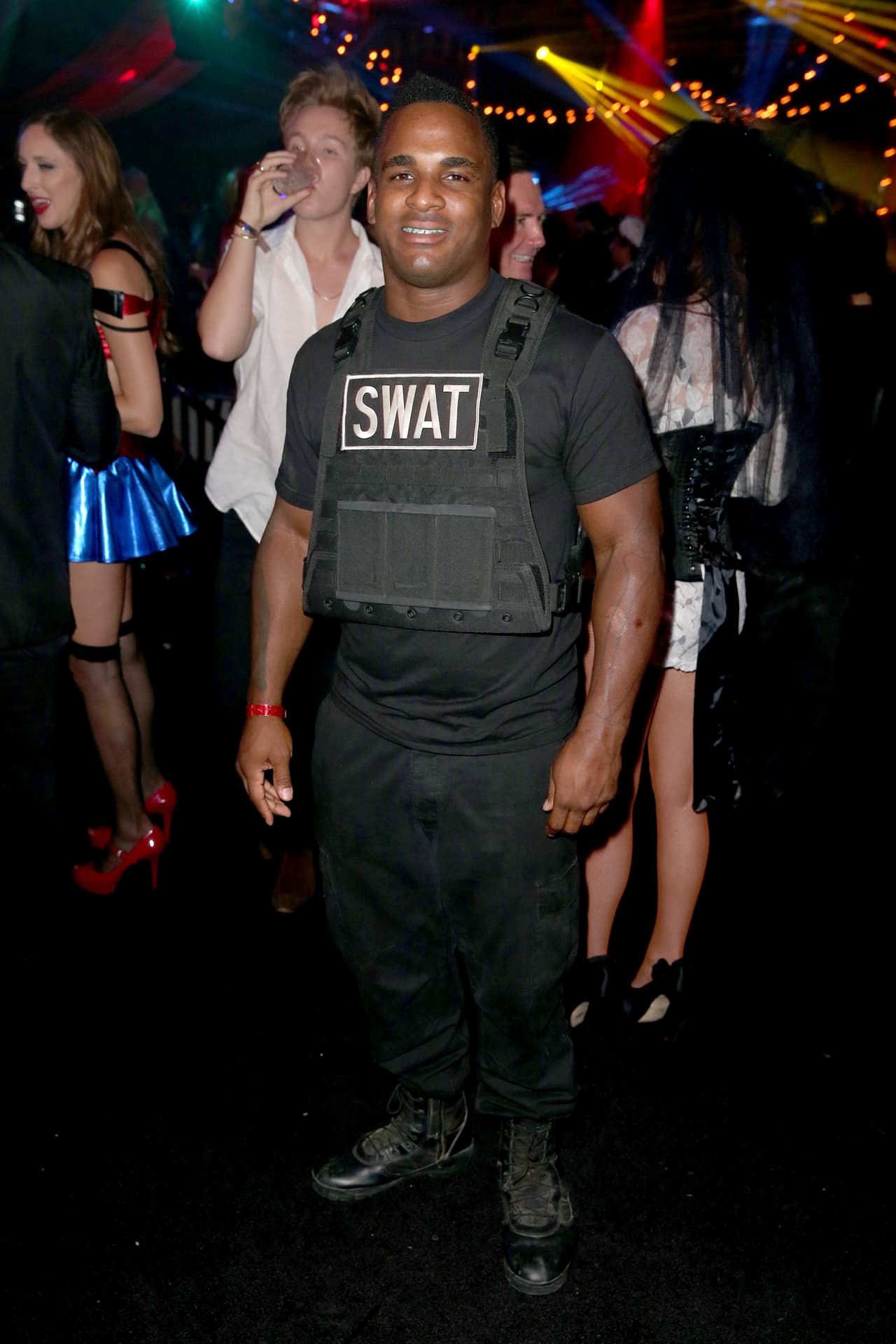 Para controlar la situación, incluso llegó el equipo S.W.A.T. ¡O al menos algunos disfrazados de agentes!