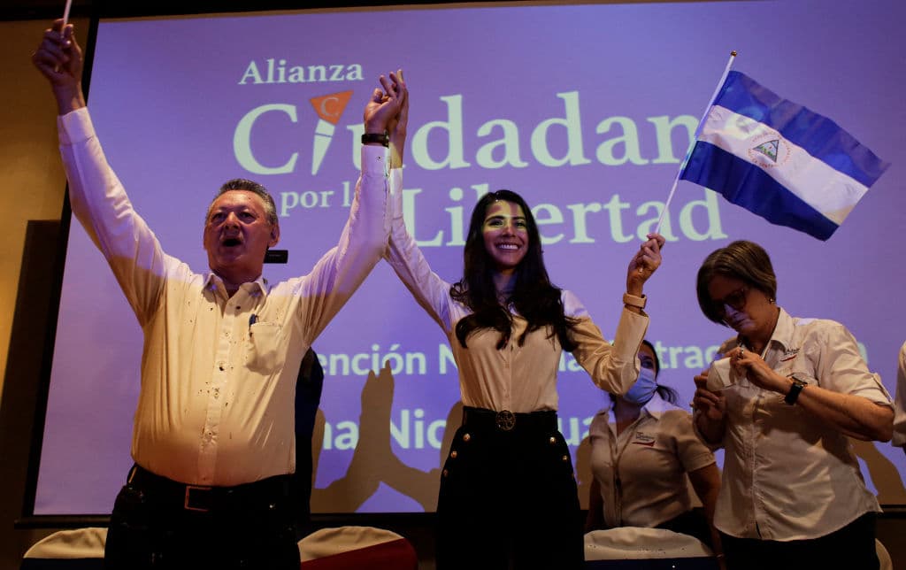 Oscar Sobalvarro, ex jefe de la Resistencia nicaragüense, y Berenice Quezada, la Miss Nicaragua 2017, candidato y compañera de fórmula presidencial por el partido Alianza Ciudadana por la Libertad (ACXL), respectivamente, saludan a sus simpatizantes durante un mitin en Managua, el 28 de julio de 2021.