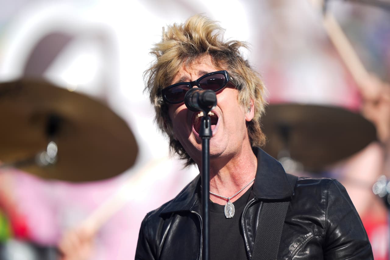 Super Bowl 2026: ¿Usó Billie Joe de Green Day un Collar la Virgen de Guadalupe?