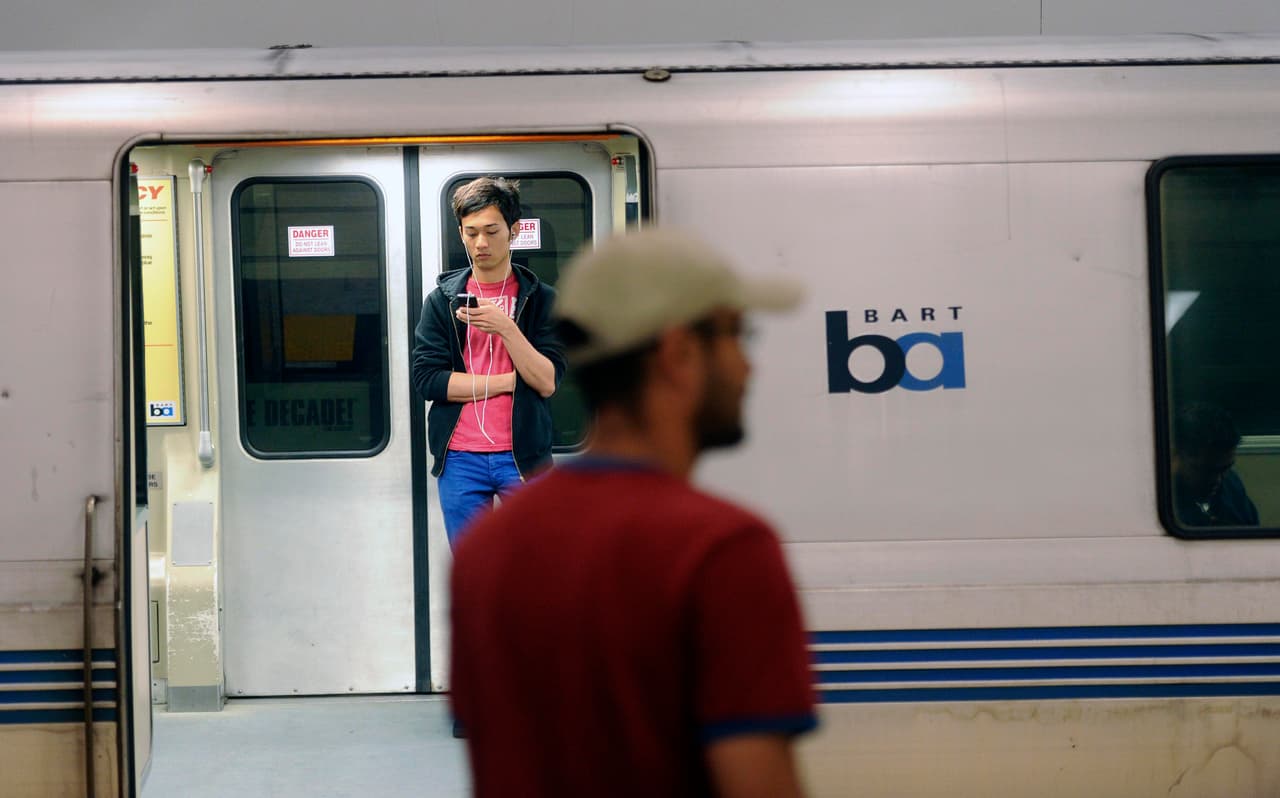 "Levanten la cabeza", pide el BART a pasajeros tras arrestar a 10 menores por robo de celulares