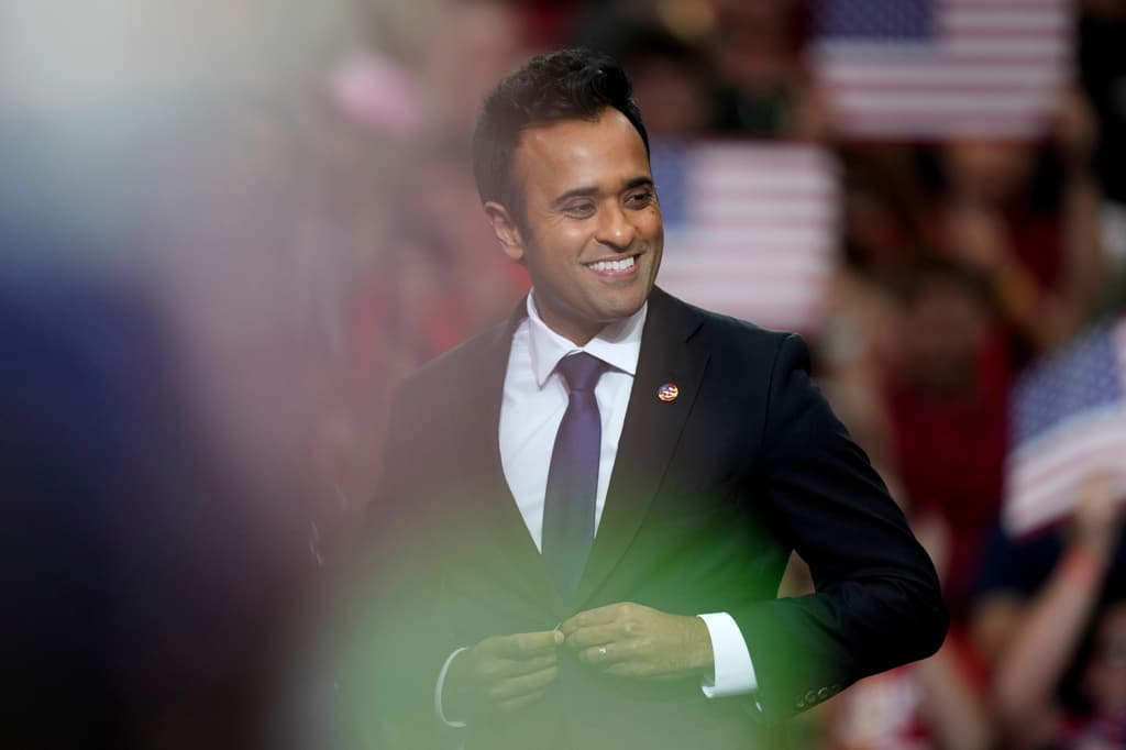 El gobernador republicano de Ohio condenó el anuncio del candidato Vivek Ramaswamy en el que ataca a su rival demócrata