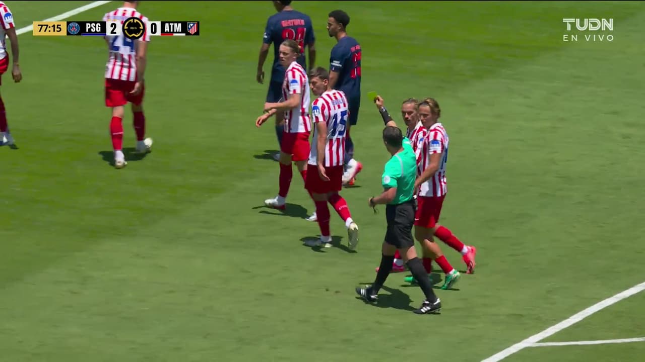 ¡Expulsado! Lenglet encara al árbitro y se va expulsado por doble amarilla