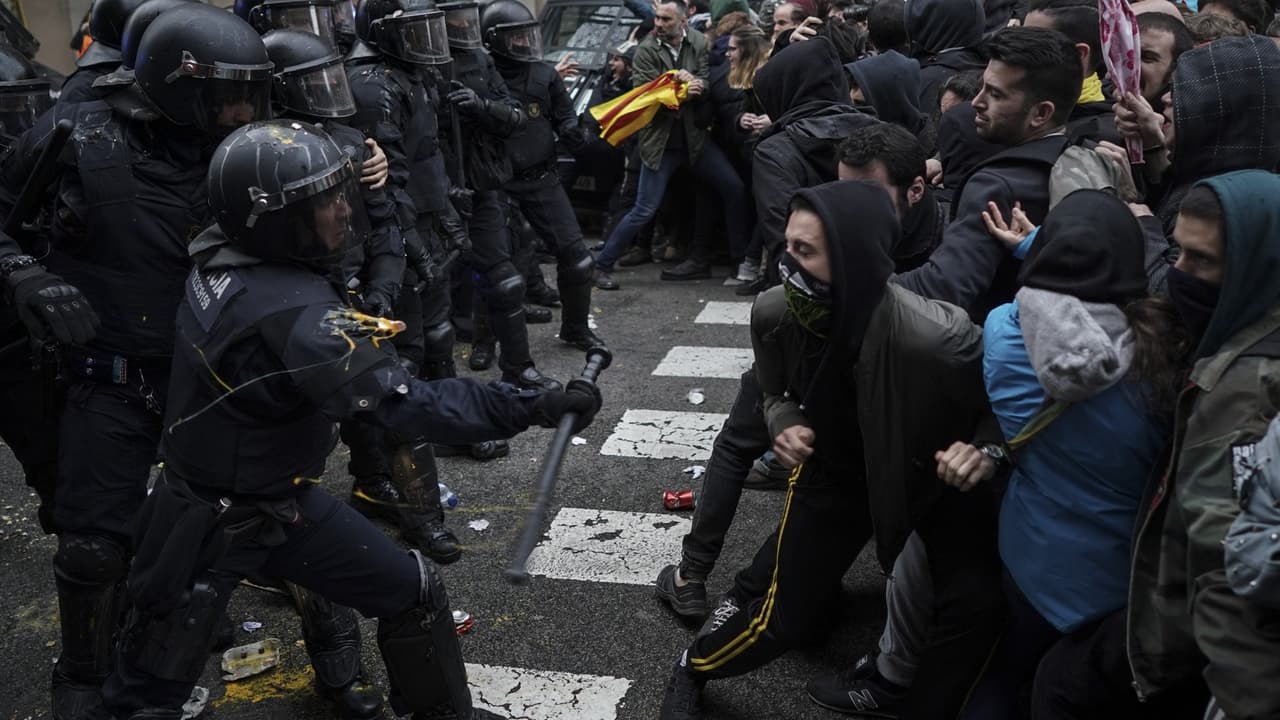 Arrestos y decenas de heridos durante manifestaciones en Barcelona tras la detención de Puigdemont