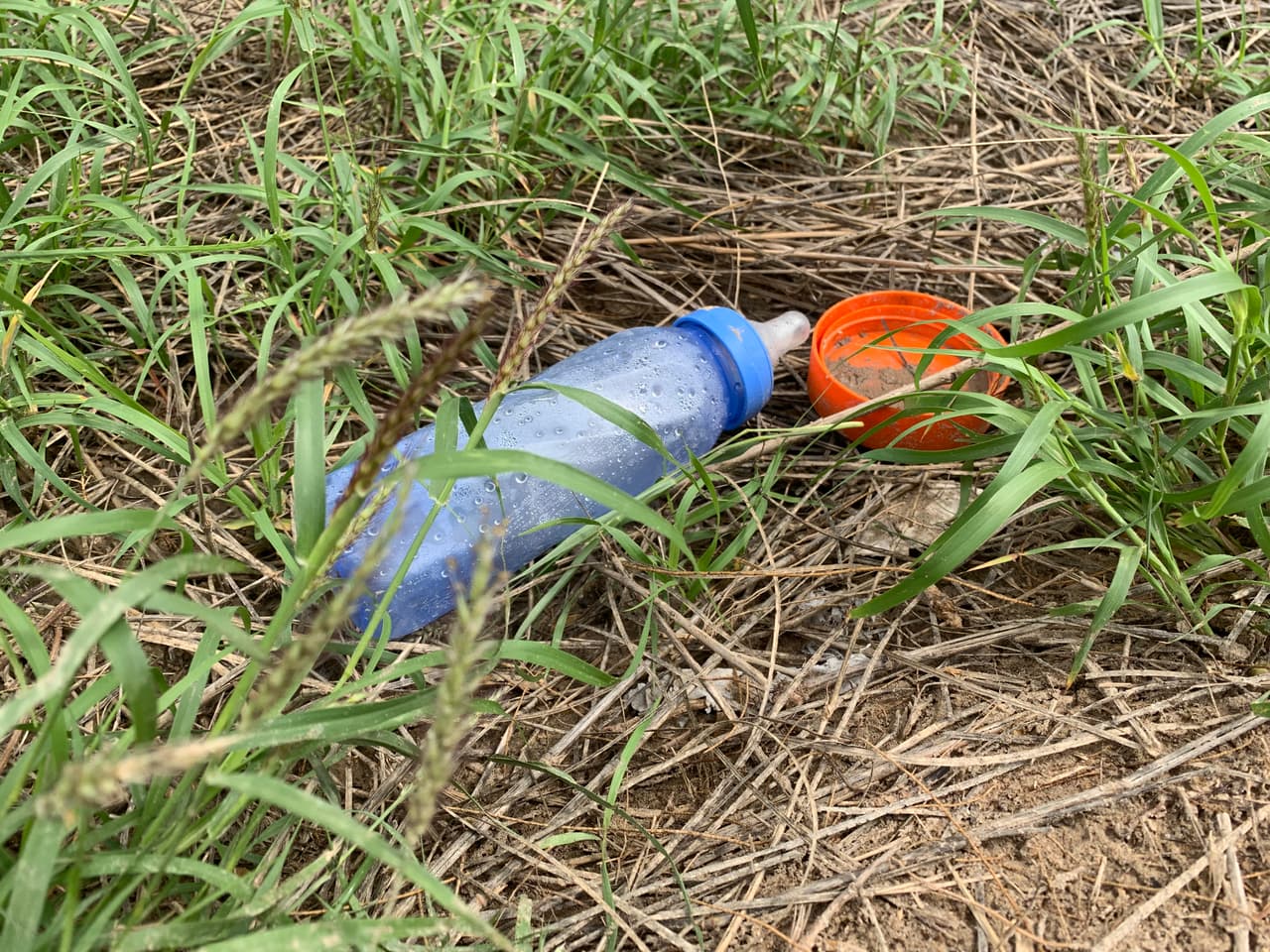 Por los senderos cercanos a las laderas del río se encuentran objetos abandonados que dan cuenta de que por allí cruzaron niños pequeños.