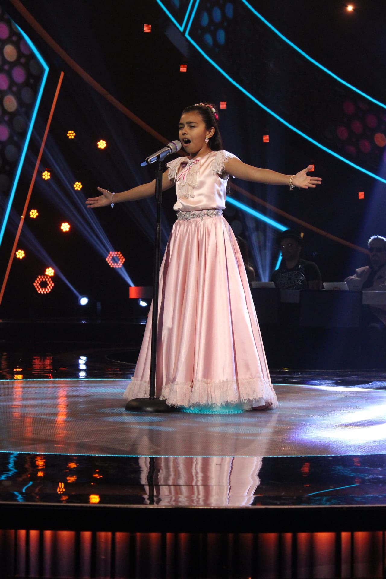 Anyelique le dedicó su presentación a su tío Galo quien falleció de leucemia. Cantó 'El triste' de José José y la niña se la comió. Fue otra de la presentaciones altas de la noche con un promedio de 8.3 puntos.