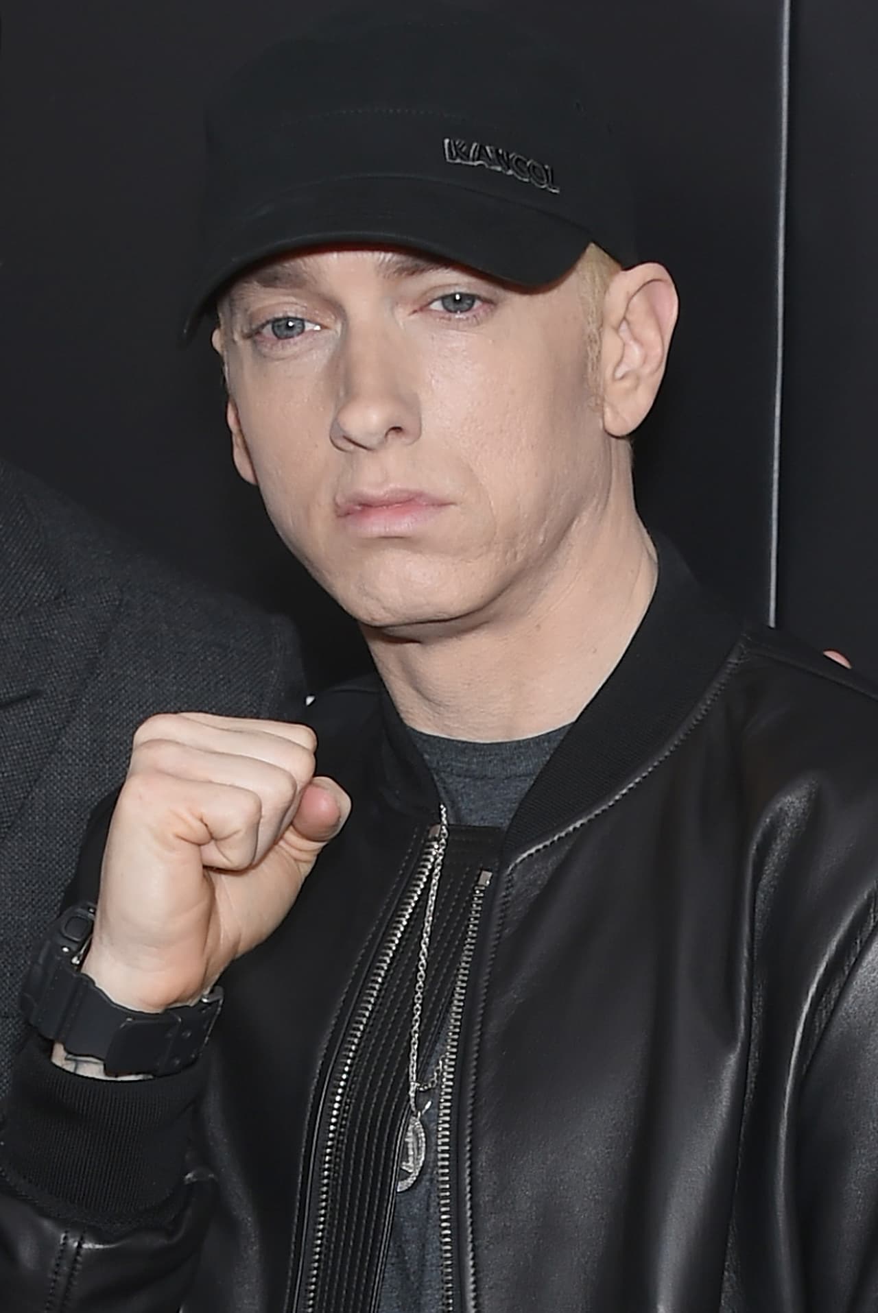 El cantante de rap Eminem vivió intensamente su fama lidiando con fiestas, drogas y alcohol. Fueron varios años los que mantuvo un modo de vida poco sano, hasta que un día despertó en un hospital debido a una sobredosis de metadona. Los médicos comentaron que de haber tardado dos horas más en encontrarlo, él habría muerto.