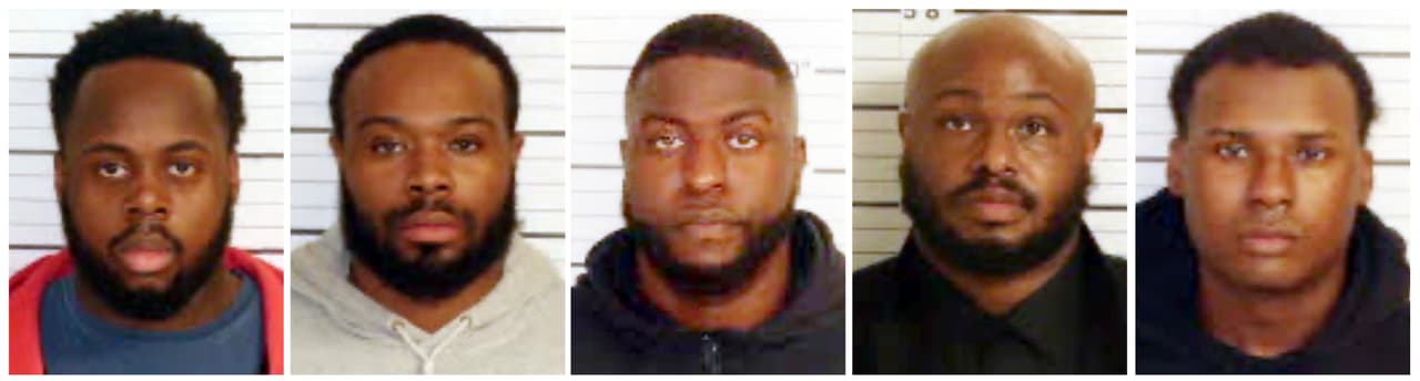 De izquierda a derecha, Tadarrius Bean, Demetrius Haley, Emmitt Martin III, Desmond Mills, Jr. y Justin Smith, los cinco expolicías acusados de la muerte de Tyre Nichols.