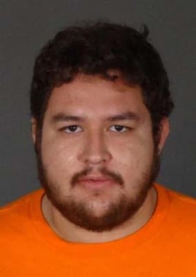 <h3 class="cms-H3-H3">Omar Alexander Cárdenas </h3>
<br>
<br>Con varios disparos de bala en la cabeza, Cárdenas asesinó a un hombre el 15 de agosto de 2019,
<b>en un gran centro comercial al aire libre en Sylmar, California. </b>
<br>
<br>El FBI ofrece
<b>una recompensa de hasta 20,000 dólares</b> por toda información que contribuya a su captura.
<br>