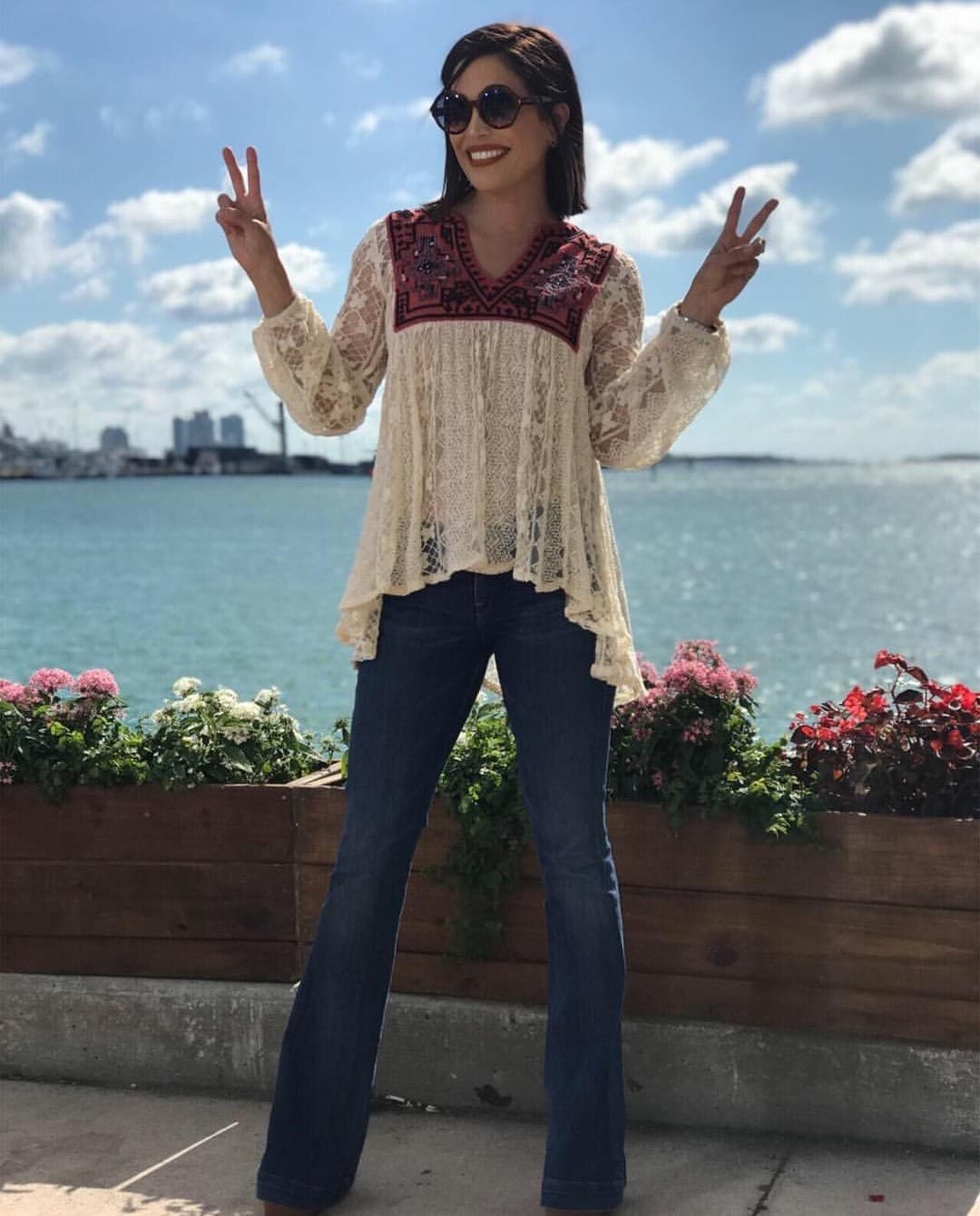 “Amor y paz”, escribió Karlita al pie de esta foto donde porta un pantalón acampanado, top de encaje con estampado étnico y plataformas muy al estilo hippie, movimiento cultural que destacó en la de década de los setentas.