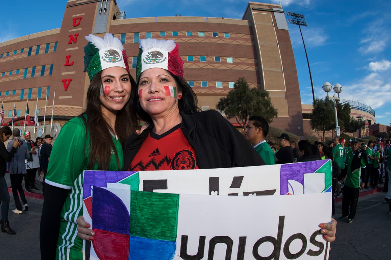 Los fanáticos mexicanos prendieron la fiesta en Las Vegas en medio del amistoso contra Islandia. Disfraces, colorido, amigos, familias, bellas mujeres y hasta música fueron parte del colorido de los presentes. Oportunidad para mostrar el orgullo latino.