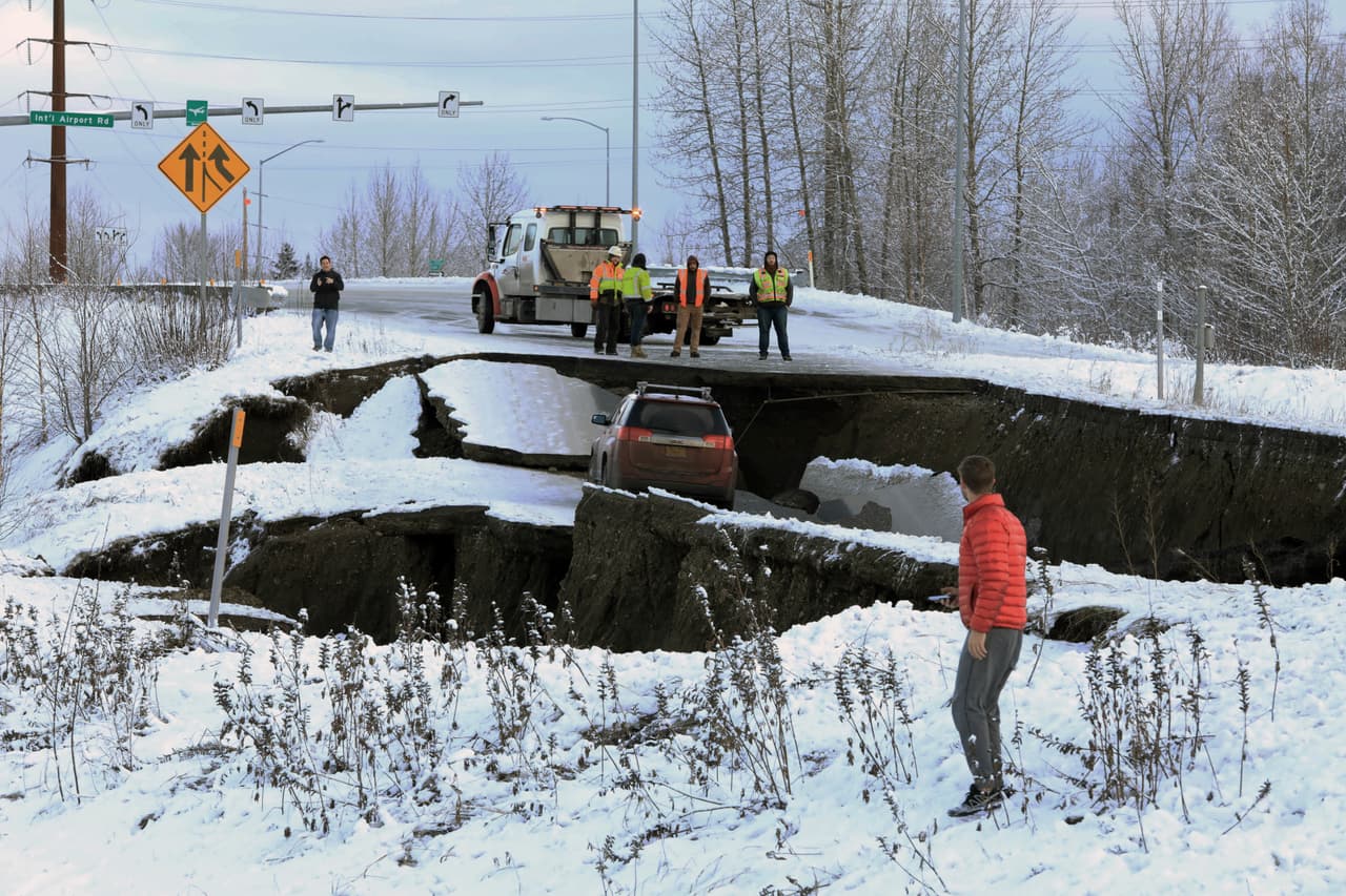 Una vía colapsada cerca del aeropuerto de Anchorage, la ciudad más grande de Alaska. El epicentro del terremoto fue localizado a 7.5 millas al norte de esa ciudad.