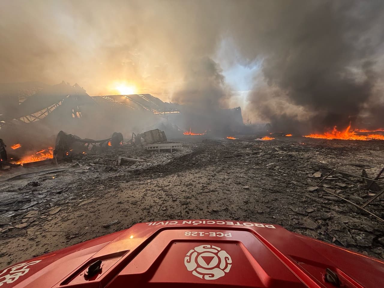 Estructuras de lo que quedó en una fábrica de García, donde han pasado más de 15 horas trabajando en contener los incendios.