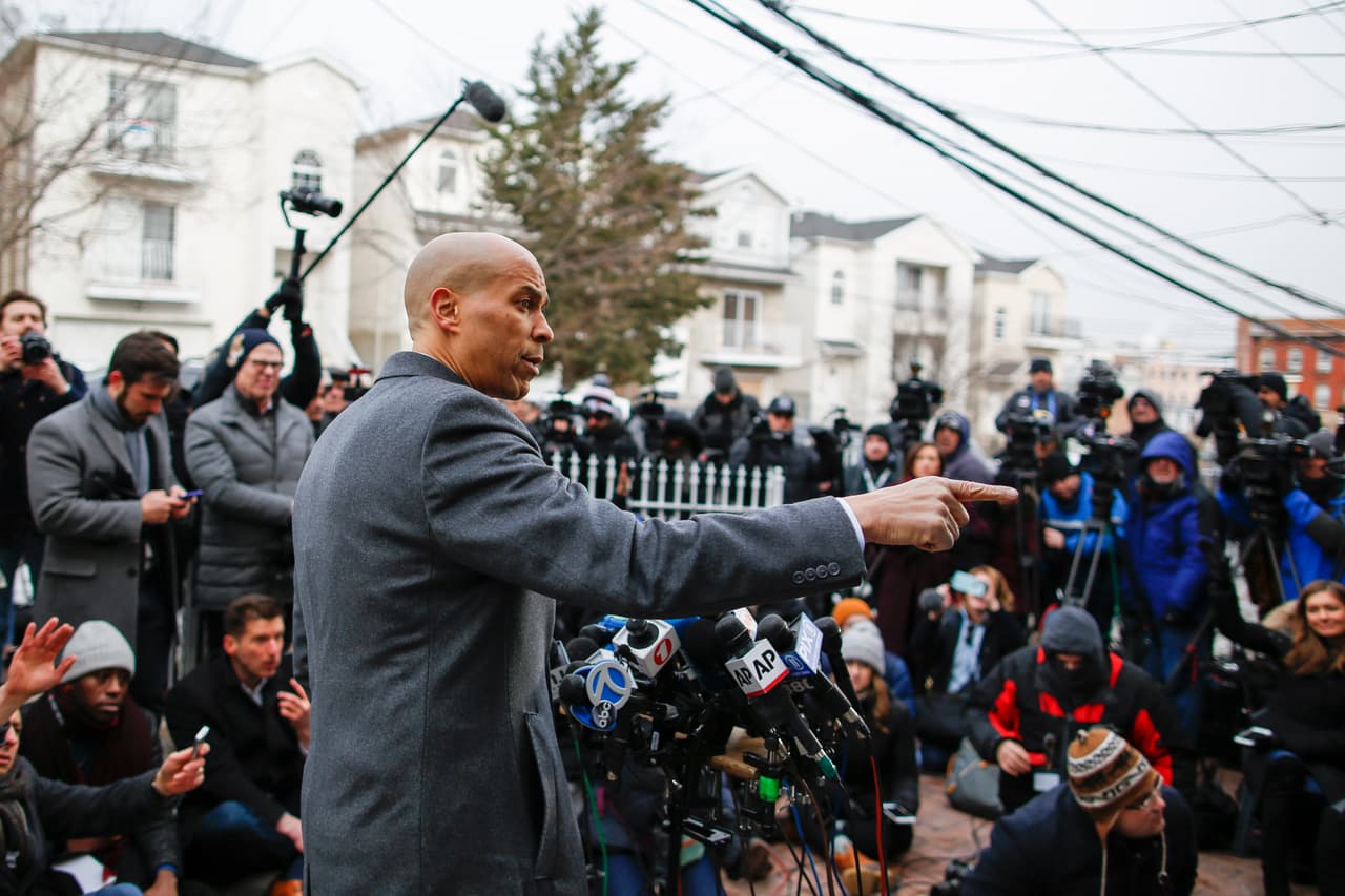 <b>Cory Booker por la nominación demócrata a la candidatura presidencial.</b>
<a href="https://www.univision.com/noticias/politica/el-senador-democrata-cory-booker-lanza-su-campana-para-ser-el-candidato-democrata-para-las-presidenciales"> El senador por Nueva Jersey anunció formalmente que tratará de alzarse con la nominación demócrata para ser el candidato presidencial en 2020.</a> "Tenemos una situación mala en nuestro país. Los ciudadanos han perdido la fe (...) quiero cambiarlo. Tengo fe en nuestro poder cuando trabajamos unidos", dijo Booker en una entrevista con Univision Noticias al poco tiempo de su anuncio. "Necesitamos un gran cambio en este país", añadió en una conversación telefónica en español. 1 de febrero.