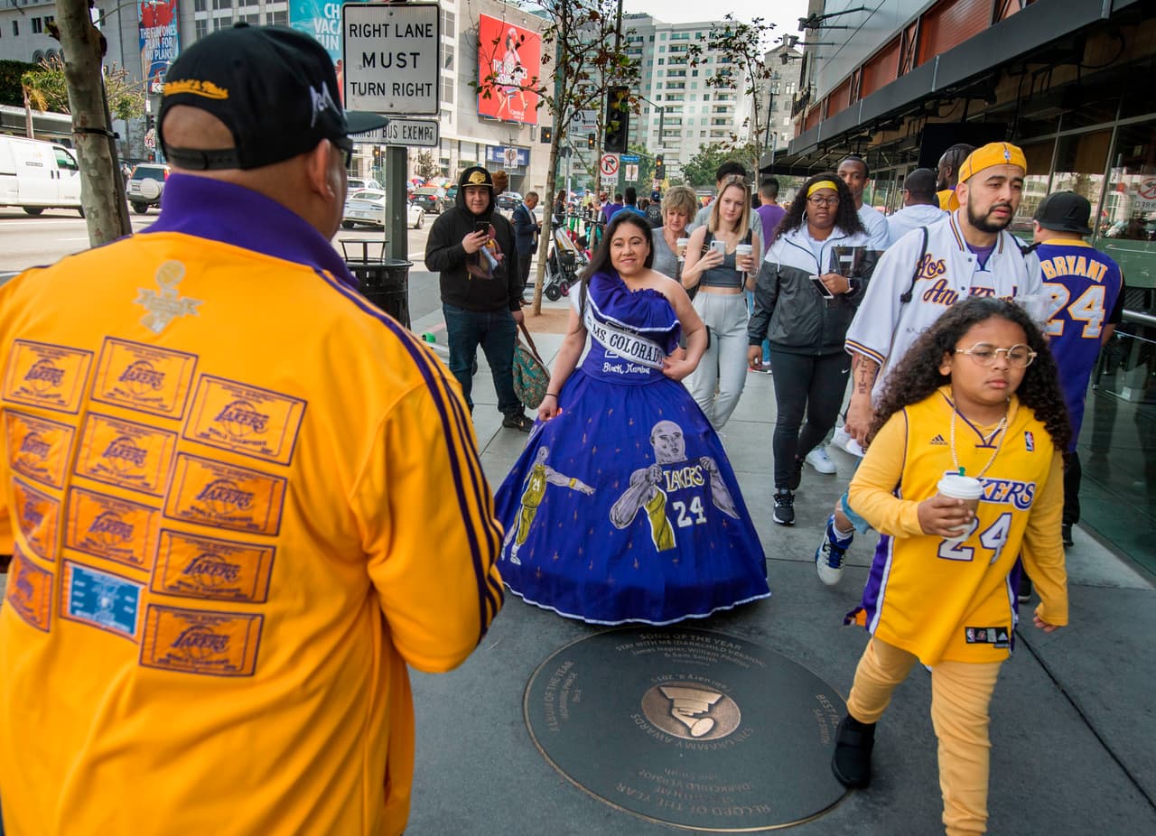 Una niña fue a la ceremonia vestida como ‘quinceañera’, con el número que Kobe Bryant utilizaba en el uniforme. El homenaje fue catalogado por Vanessa Bryant como una "celebración de vida".