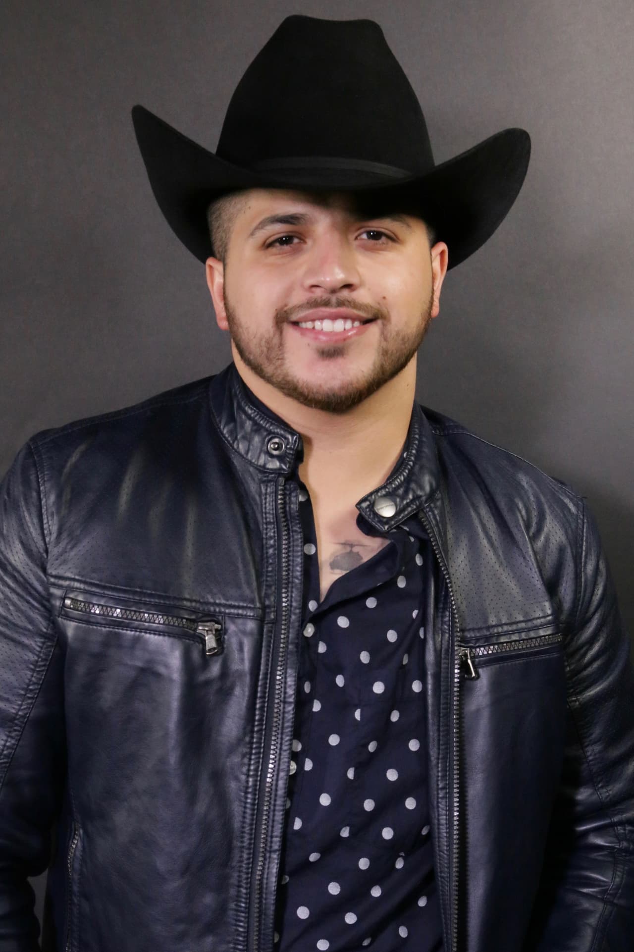 En entrevista con El Free-guey show,
<b>'El Rayo'</b> habló sobre su relación con la ex de Lupillo Rivera y aunque dijo que aún no son novios, no negó que exista algo entre ellos con la frase "nos estamos conociendo".