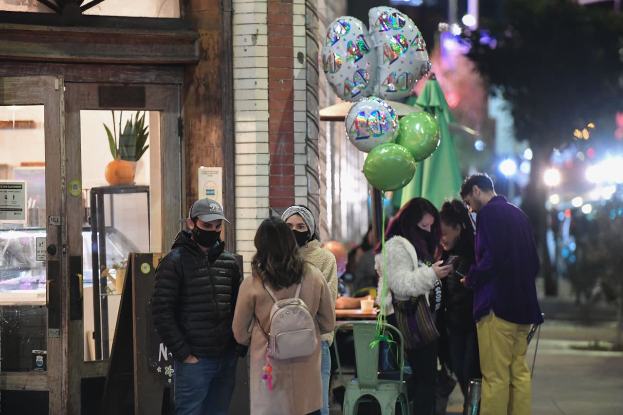 Las nuevas reglas anunciadas para los restaurantes estarán vigentes al menos tres semanas a partir de este miércoles 25 de noviembre a las 10 pm y el impacto del cambio puede ser devastador para muchos negocios que ya no podrán costear los gastos operativos de los cierres.