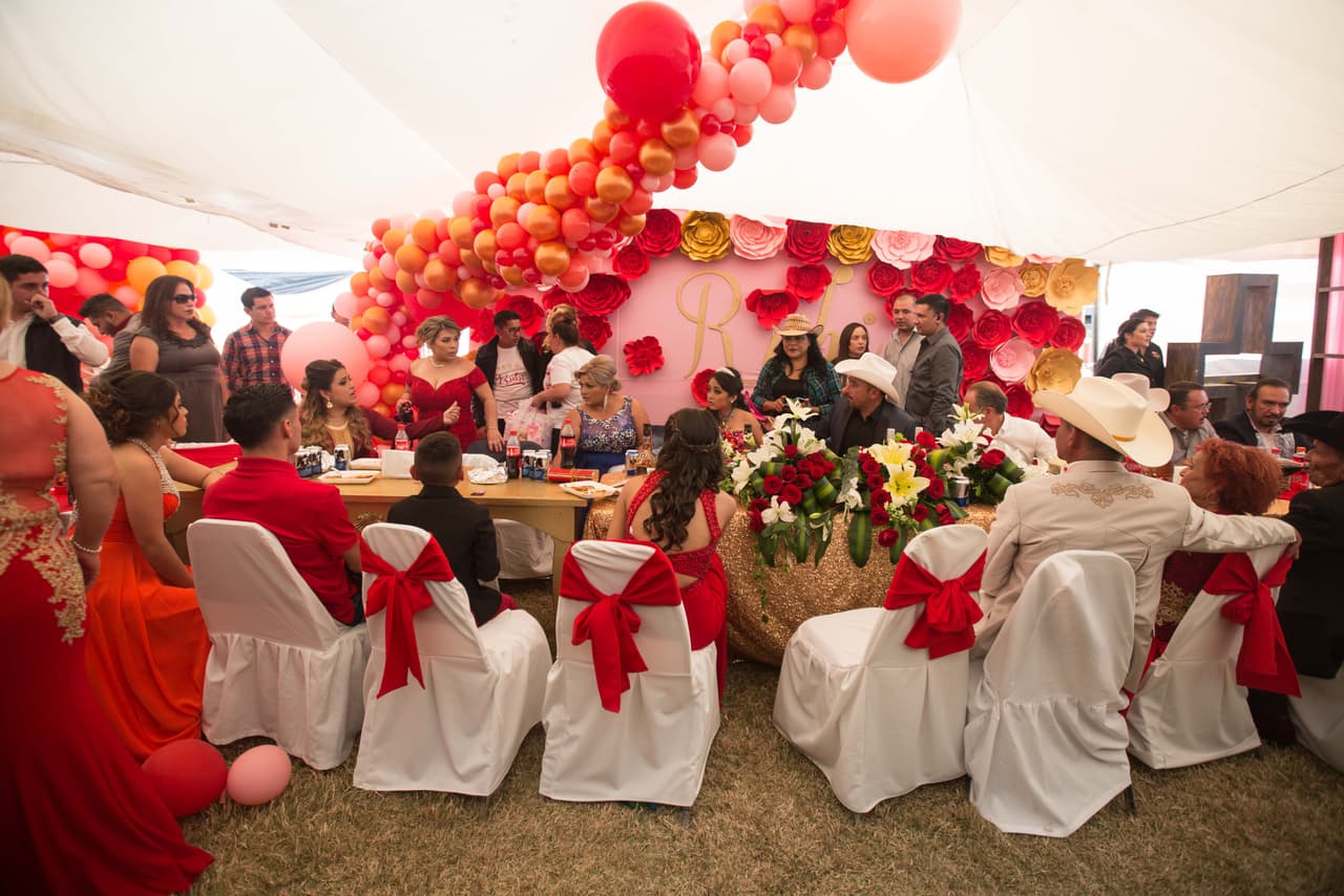 Rubí Ibarra durante el banquete de la celebración de sus XV años en La Joya, México, un pueblo de unos 200 habitantes sin cobertura de teléfono ni internet en la región de San Luis Potosí. Almudena Toral