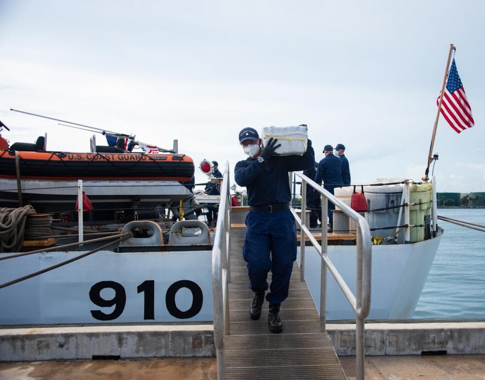 La Guardia Costera informó este viernes que confiscó cargamentos de drogas ilícitas valorados en más de 99 millones de dólares.