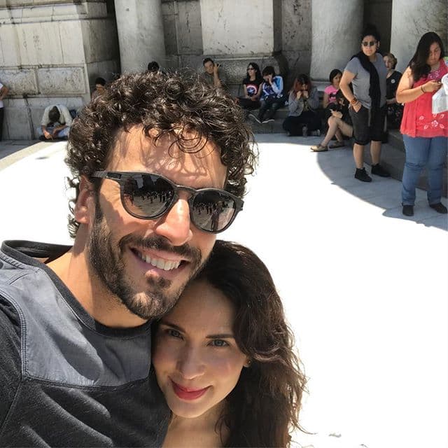 A pesar de que ambos se viven el éxito de sus carreras profesionale,s no descuidan su relación amorosa.