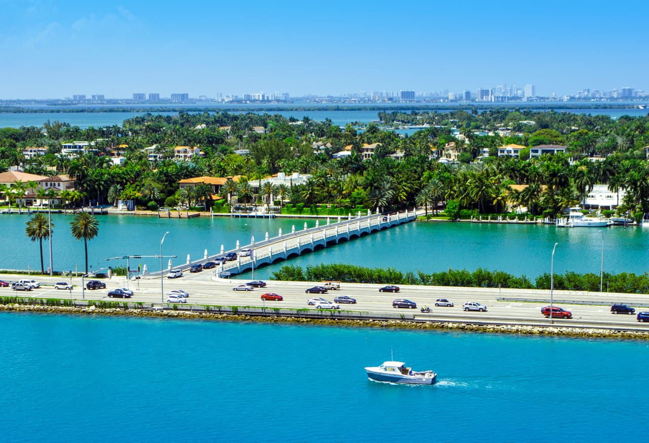 <h3 class="cms-H3-H3">1. Star Island | Miami Beach, Florida</h3>
<br>
<br>Hogar de famosos como la otrora estrella del baloncesto Shaquille O'Neal, esta isla de Miami Beach tiene megamansiones cuyos precios escalaron 71% entre diciembre del 2019 y diciembre del 2022. Son tan costosas que dejan bien lejos los precios de las casas del lugar en el puesto #2 de esta lista, pues rondan la impensable cifra de $40.1 millones.
