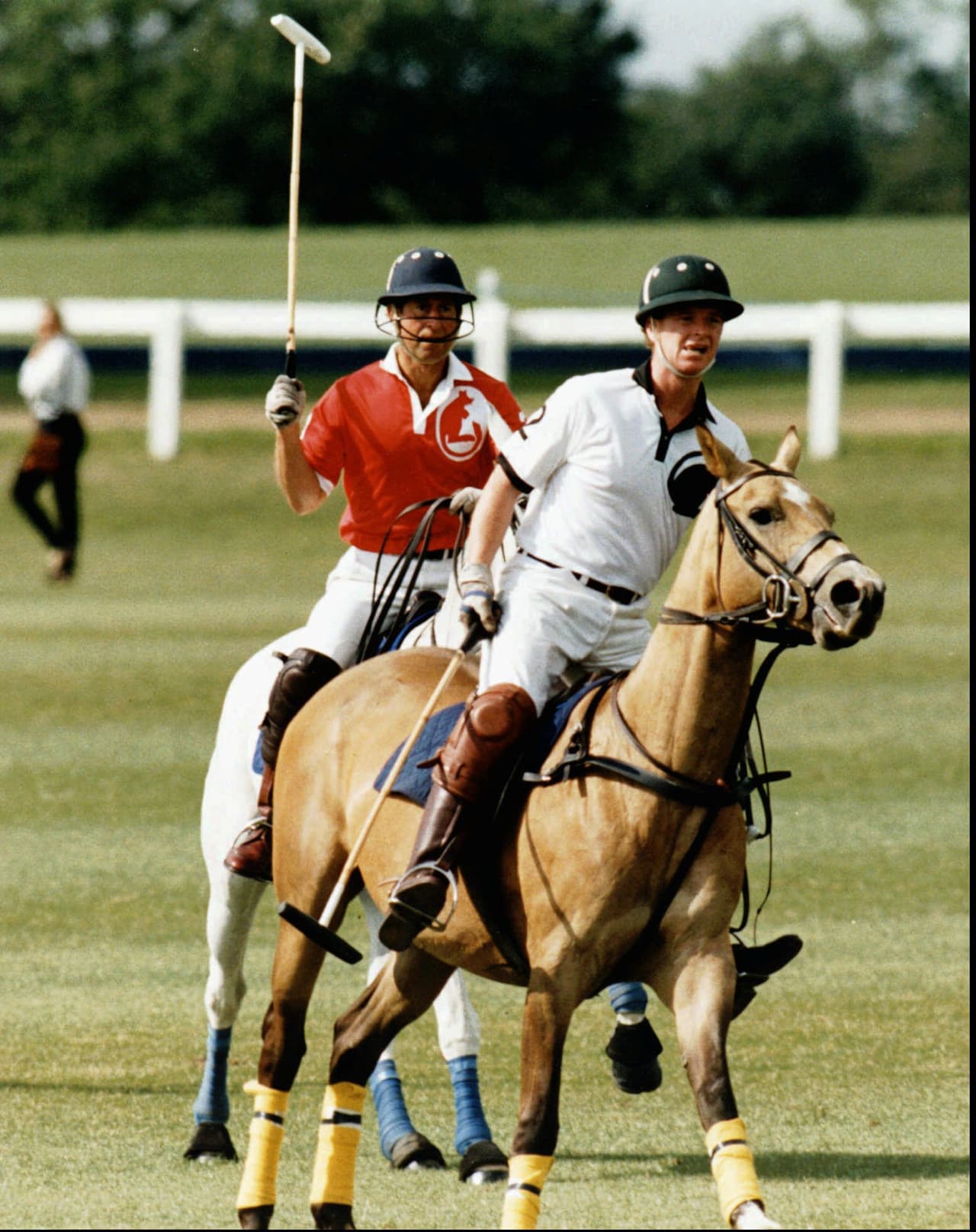 Durante ese tiempo Diana tuvo un relación fuera del matrimonio durante cinco años (1986 al 1991) con James Hewitt, su instructor de equitación, según reseña el sitio 
<a href="https://www.biography.com/news/princess-diana-lovers"><b>Biography</b></a>.