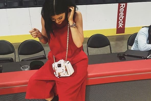 La menor de las Jenner intentó jugar baloncesto hasta que se dio cuenta de que no llevaba el calzado adecuado para la duela. ¡Tal vez el próximo cumpleaños Kylie!