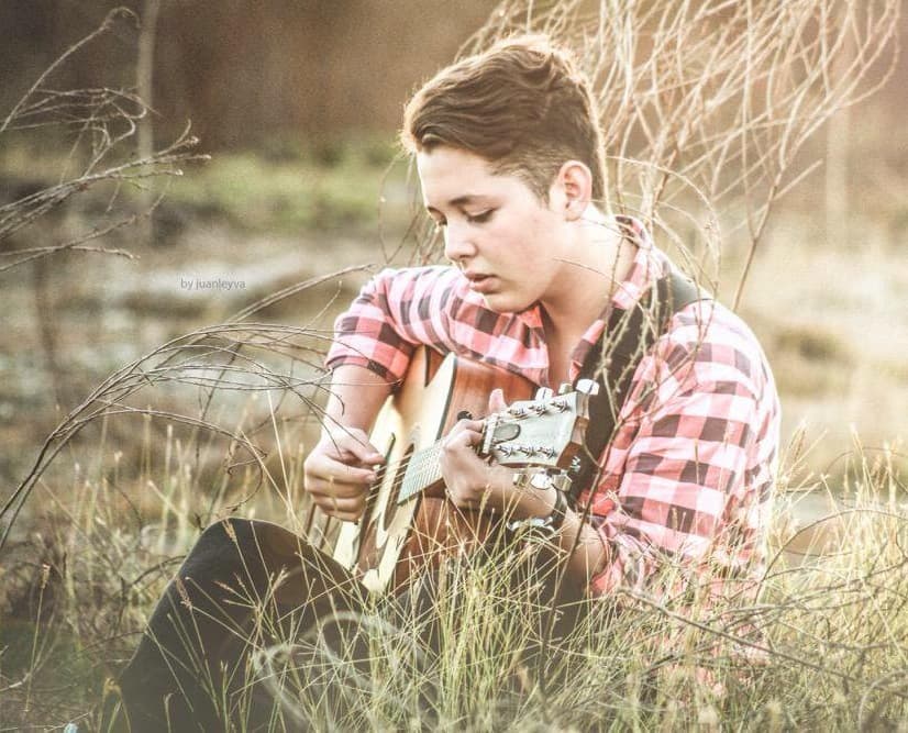 Y como las cosas no acaban aquí, te contamos que en la categoría denominada, De Cover a Cover, los fans decidieron llevar a la contienda a Chucho Rivas, quien es uno de los Youtubers hispanos favoritos de la música, con más de 22 mil suscriptores en su canal y más de 4 millones de visualizaciones.