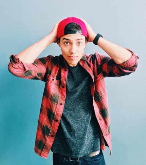 Leroy Sánchez tampoco quedó fuera, el joven cantante también buscará todo el apoyo de sus fans para triunfar en esta categoría. Él tiene casi 2 millones de suscriptores y más de 191 millones en visualizaciones.