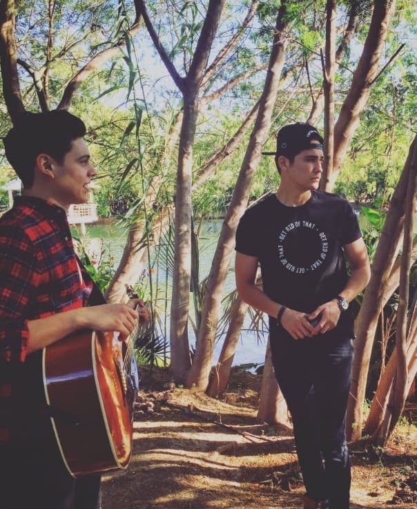 Lucah es otra de las jóvenes promesas de la música que está causando revuelo en Youtube, por eso el dueto no pudo quedar fuera de la nominación. Tienen casi 130 mil suscriptores y más de 29 millones de visualizaciones.