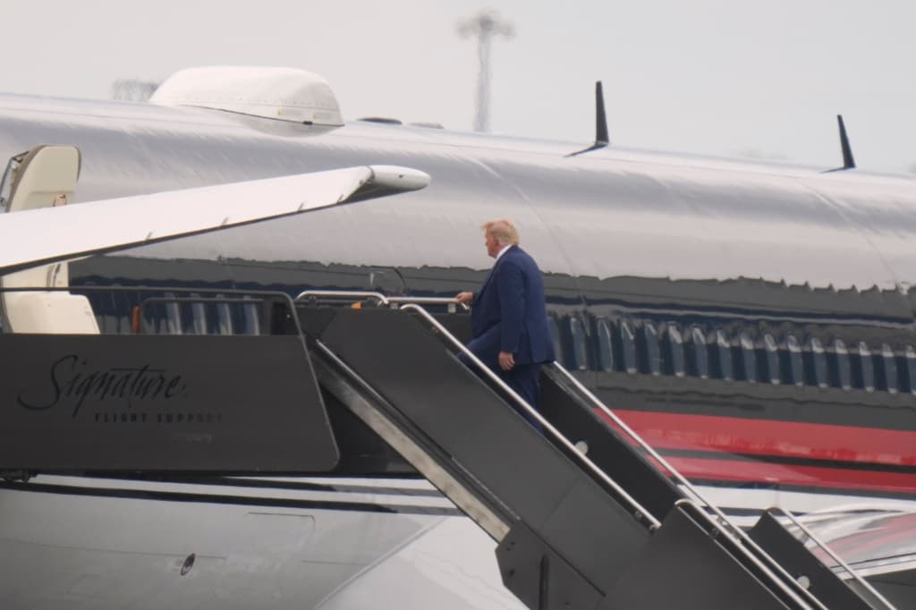 La caravana del expresidente Donald Trump llegó al aeropuerto de Newark, en Nueva Jersey, donde abordó su avión para viajar a Washingotn DC. El vuelo salió siendo casi la 2:00 pm y demoró cerca de una hora.
<br>