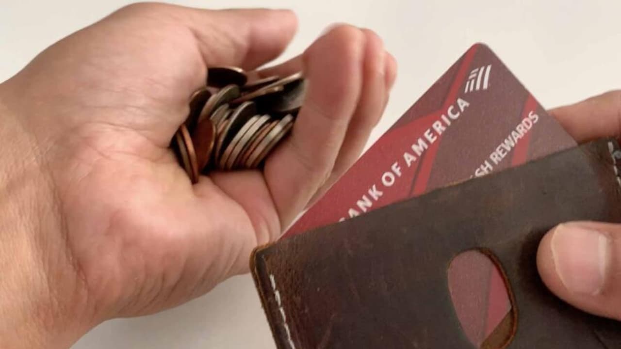 A través de los Centros de Empoderamiento Financiero, la Ciudad de Nueva York está ofreciendo asesoría financiera gratuita.
<br>
<br>A través de sus consejeros especializados,
<b> podrás aprender a crear un presupuesto, establecer un sistema de crédito, plan de gastos, abrir cuentas bancarias seguras, desarrollar estrategia</b>s. 
<br>
<br>Puedes obtener más información y 
<b><a href="https://a866-dcwpwb.nyc.gov/talkmoney/book-appointment" target="_blank">agendar una cita en este enlace</a></b>.