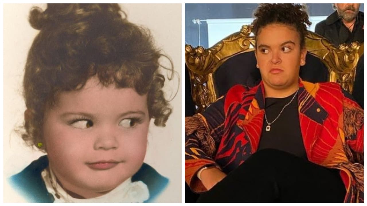 En la divertida fotografía hace el mismo gesto que la intérprete de 'Tácticas de guerra' hizo en la imagen de su infancia, ambas ven hacia un lado y tienen el mismo peinado.