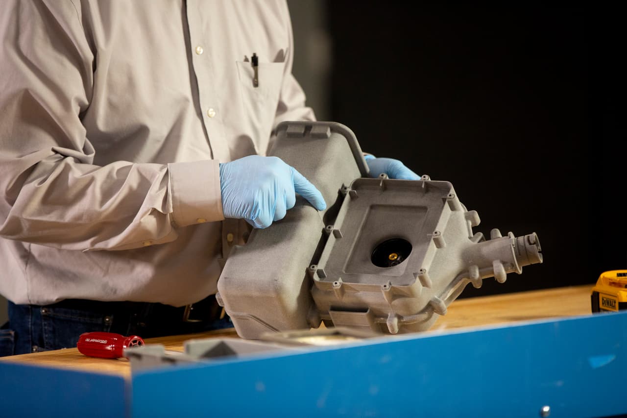 Producción de respiradores con un diseño totalmente nuevo a cargo de Ford. Este dispositivo ayuda a proteger a los profesionales de la salud que están en contacto directo con personas contagiadas.