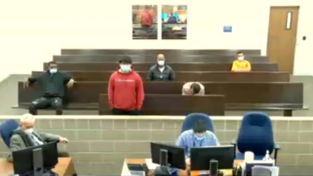 Sin embargo, Deleón se presentó en corte el 18 de enero y se le fijó una fianza de 250,000 dólares. De acuerdo a lo dicho en la audiencia, policías encontraron una maleta en la cama del joven cuando llegaron a su casa, por lo que consideran que planeaba huir.